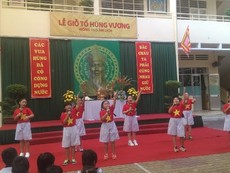 Clip: Trò tiểu học rộn rã tưởng nhớ vua Hùng