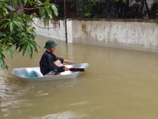 Mưa trắng trời, người dân đi thuyền trong TP Vinh