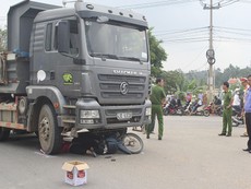 Hiện trường tai nạn người phụ nữ bị cuốn vào gầm xe tải