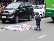 Clip: Hiện trường người phụ nữ ngã xe ôm bị xe buýt cán