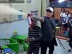 Clip:Nhóm thanh niên hung hãn đập phá quán kem ở quận 1