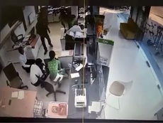 Tên cướp chĩa súng vào nhân viên ngân hàng cướp tiền