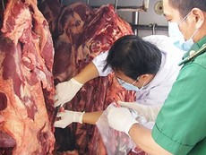 Clip bắt giữ gần 3 tấn thịt bò bơm nước
