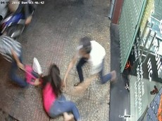 Tên cướp giật túi, kéo cô gái ngã ngửa xuống lề đường
