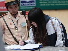 Nhiều học sinh bị xử phạt vì không đội mũ bảo hiểm