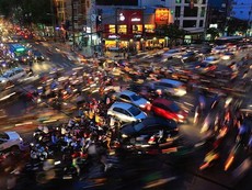 Đi đứng kiểu này, sao không tai nạn!