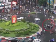 Clip ô tô 'điên' gây tai nạn ở vòng xoay Công Trường Dân Chủ