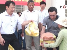 Clip báo Pháp Luật TP.HCM tặng quà bà con vùng hạn