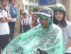 Mưa to, thí sinh, phụ huynh 'đội mưa' về nhà