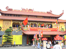 Hàng ngàn người đến dự khánh thành Việt Nam Quốc Tự
