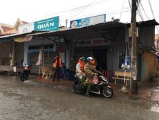 Người dân thị trấn Gành Hào sơ tán để tránh bão Tembin