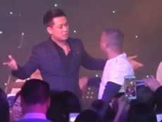 Đang biểu diễn, ca sĩ Tuấn Hưng bị khán giả giật mic