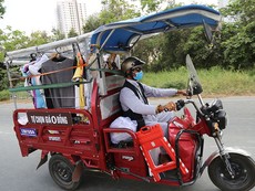 Cụ ông Sài Gòn miệt mài bán quần áo giá…0 đồng