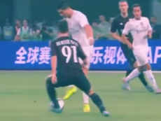 Ronaldo phô diễn kỹ thật chuyền bóng không cần nhìn