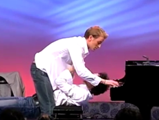 Bật cười xem hai chàng trai vừa chơi piano vừa thay quần áo