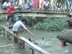 Clip: Cuộc thi đạp xe qua cầu siêu khó khăn