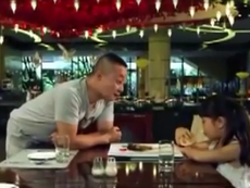 Clip: Cô bé bị bố chơi khăm trong nhà hàng
