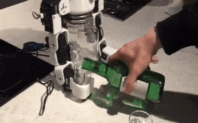 Clip: Thú vị xem robot... biết nhậu