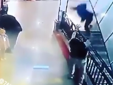 Clip: Hi hữu chàng trai chụp được bé rơi cầu thang