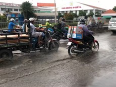 Quốc lộ 13 ngập chìm trong nước sau cơn mưa nhỏ