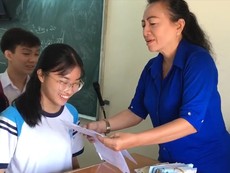 Cô giáo ở TP.HCM thưởng tiền cho học sinh được điểm cao