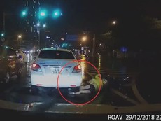 Bị ô tô cán qua chân, cô gái may mắn không bị thương