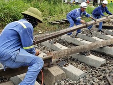 Cận cảnh ghép nối công đoạn cuối cùng cầu đường sắt Bình Lợi