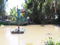 Lão nông chế bè qua sông bằng vỏ chai thuốc bảo vệ thực vật