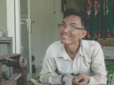 Nghị lực sống phi thường của anh thợ tài hoa nằm sửa xe