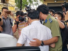 Khoảnh khắc Nguyễn Hữu Linh xuất hiện tại phiên tòa phúc thẩm