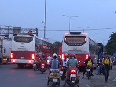 Video: Xe khách đường dài tung hoành trên quốc lộ 1A