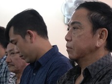 Nghệ sĩ Hồng Tơ cúi đầu mô Phật hối lỗi trước tòa