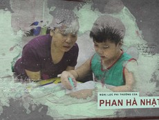 Nghị lực của cậu bé trải qua 16 ca mổ để tìm lại đôi chân