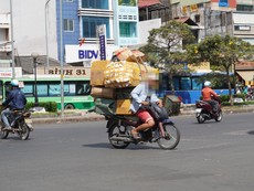 Xe máy 'tã' náo loạn nội ô TP.HCM