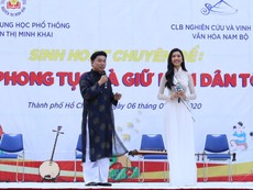 Á hậu Thúy Vân về trường cũ xem diễn Nguyễn Thị Minh Khai