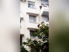Bà thả cháu từ tầng 4 xuống tầng 2 để cứu mèo
