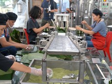 Độc lạ: Gói bánh chưng bằng máy, 1 phút xong một cái