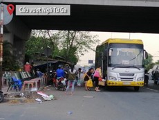 Xe khách phớt lờ biển cấm 'vợt khách' dọc QL1