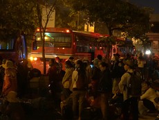 Cán bộ phường chung tay mang tết đến với dân nghèo