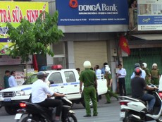 Video: Người đàn ông có súng và vật nghi lựu đạn cố thủ