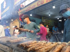 Phố cá lóc nướng Sài Gòn nhộn nhịp ngày vía Thần Tài