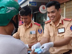 Nghĩa cử đẹp của công an giữa lúc dịch Corona hoành hành