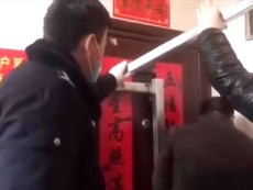 Cả gia đình bị hàng xóm nhốt vì trở về từ Vũ Hán