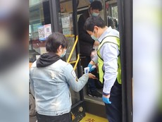 Người dân Vũ Hán đi xe buýt trở lại sau nhiều tháng bị cấm