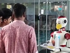 Sợ COVID-19, robot cũng phải mang khẩu trang