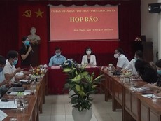 Họp báo vụ lãnh đạo HĐND huyện chống đối tổ kiểm dịch