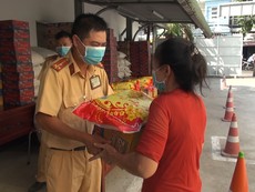 Món quà cho người nghèo mùa dịch của Trạm CSGT Đa Phước
