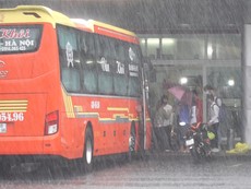 Ngày đầu hoạt động trở lại, Bến xe Đà Nẵng đón khách trong mưa