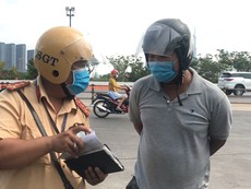 Người vi phạm nói gì khi bị lực lượng CSGT TP.HCM kiểm tra