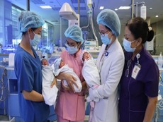 Ca sinh ba, hai bé trai một bé gái hiếm gặp
